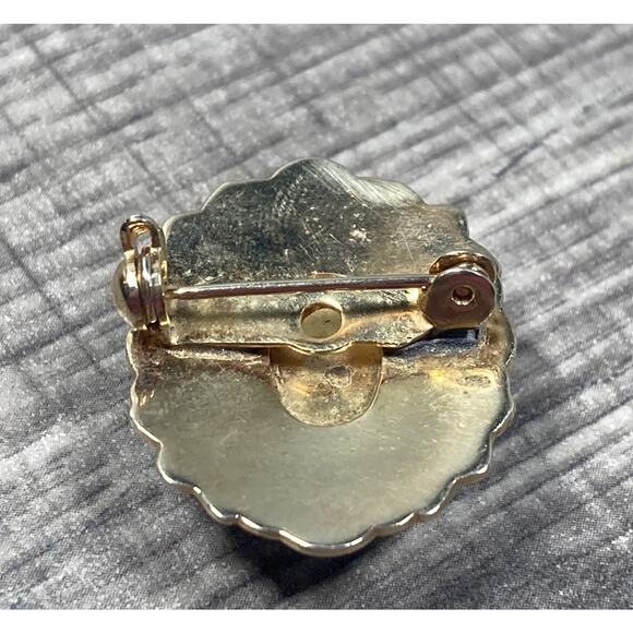 Vintage Faux Turquoise Stone Pin Brooch Gold Tone Scalloped White Enamel - Picture 6 of 9